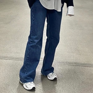 Zara jeans  - Helt nya jeans från zara i modellen ”90’s full length”, aldrig använda, prislappen är kvar!!💕