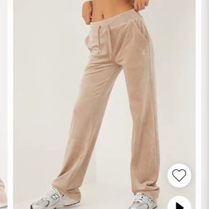 Juicy couture mjukisar - Oanvänd fina mjukisar till salu obss! Rosa färg på byxorna 
