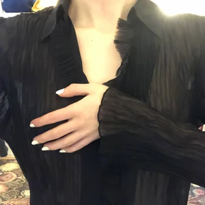 Svart skjorta - Svart skjorta, tunn och genomskinlig. Skulle gissa att den är gjord av siden eller liknande skört material. Frakt tillkommer💜❤️