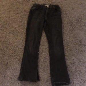Svarta zara jeans  - Inte så använda . Från zara . Svarta jeans 