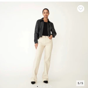 Wera byxa Offwhite från Åhléns - Säljer mina Wera byxor från Åhléns pågrund av att dom inte kommer till användning. Dom är i storlek 34 och dom sitter bra på mig som är 162 och väger 48kg. Finns en liten skada på vänster fotända men den syns knappt. Dom kostar 599kr nya och dom är använda ett fåtal gånger. Köp direkt för 200! Kontakta mig om du undrar över något eller vill ha fler bilder. Bud sker via privat konversation!!!