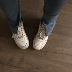 Jeans med slits  - Fina jeans från Nelly aldrig använt ba provade så ja säljer dom 💕