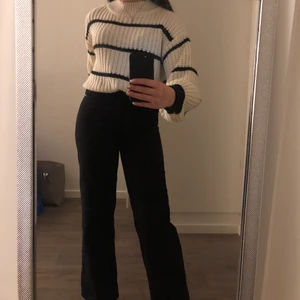 Janes 💕 - Fina jeans från Gina hel svarta det är från barn avdelningen men funkar som xs jag är 1,55 dom sitter fint på mig säljer för dom kommer inte till användning längre 💕