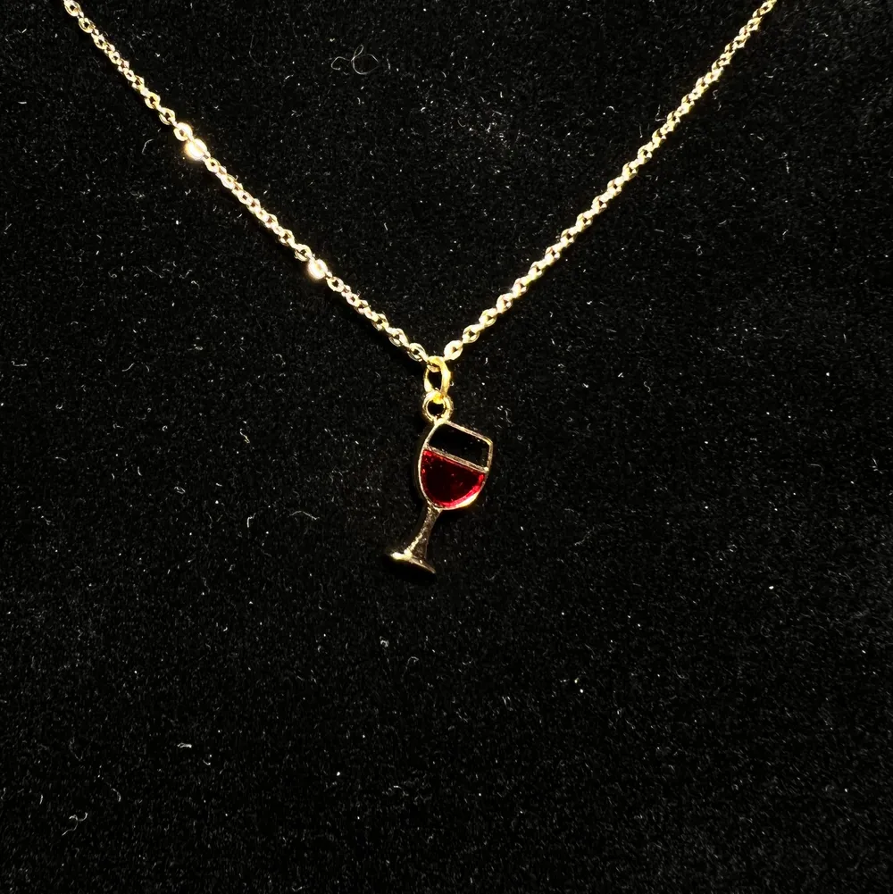 Halsband i rostfritt stål med guldplätterad emaljerad berlock, rött vinglas🍷 Fri frakt✨. Accessoarer.