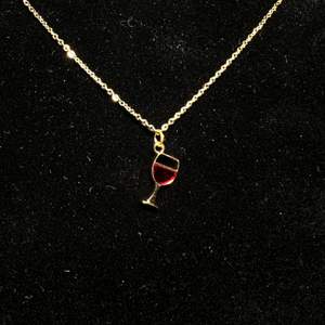Halsband i rostfritt stål med guldplätterad emaljerad berlock, rött vinglas🍷 Fri frakt✨