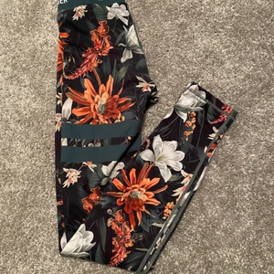 Stronger tigths  - Små tecken på användning. Ytterst lite blekta. Storlek xs. Fin färg och passar perfekt på kroppen. Säljes pga de är för korta på mig jag är ca 170.