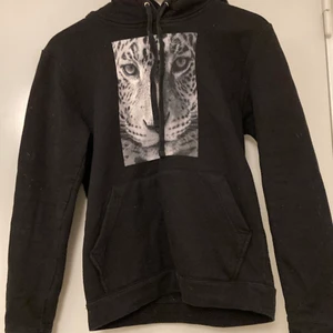 Hoodie från thecoolelephant - Bra skick! Använd några gånger men det syns ej, orginalpriset är 699kr men säljs för 250. Pris kan diskuteras eller budgivning.