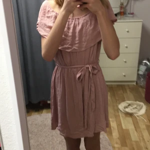 Klänning  - Man kan knyta i midjan och är helt oanvänd💗