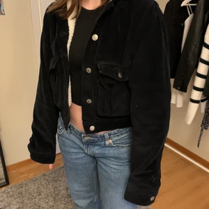 Croppad Bikbok manscheterjacka svart - Kort svart manchesterjacka med fleece innerfoder. Storlek XS.