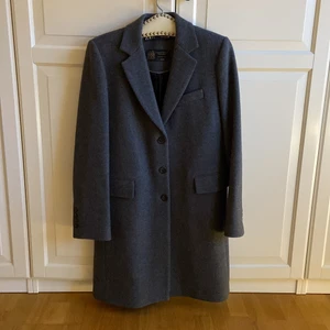 Kappa från Zara - Sparsamt använd. 9/10. Säljer den för att jag inte vill ha den längre. Köptes för 1200kr