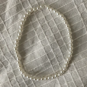 Pärlhalsband - Pärlsband med vita glänsiga pärlor, elastisk band