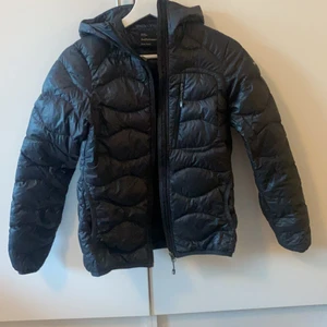 Peakjacka - Peakjacka, storlek xs. Säljer för att den blivit för liten för mig. 400kr med frakt 🥰