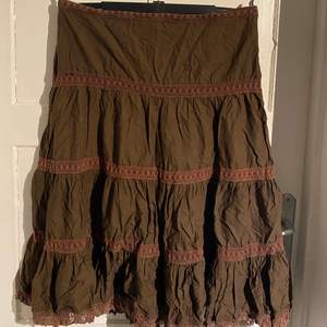 En brun kjol i lite ”hippiestil”. Är i storlek 46 men är mer än 42/44.  Kan mötas upp i Norrköping eller frakta (köparen står för frakt).