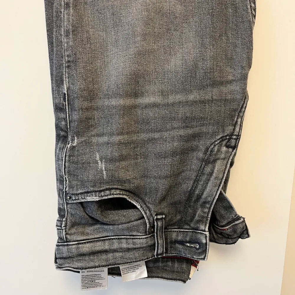 Tommy hilfiger. Storlek 27/28. Frakt på 30 kr tillkommer . Jeans & Byxor.