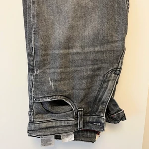 Bootcut mid waist - Tommy hilfiger. Storlek 27/28. Frakt på 30 kr tillkommer 