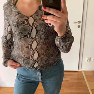 Topp  - Orm mönstrad topp från bikbok. Nyskick