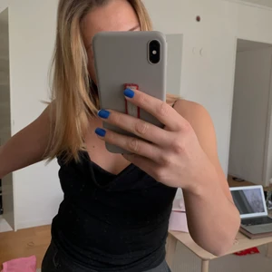 Svart linne - Svart linne från Gina Tricot i strl M. Endast använd en gång. Köpt för 199:-. Säljer för 90:-.