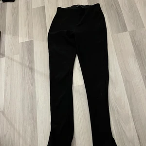 Byxor med slits från zara  - Använt 1 gång då dom är lite små, det är storlek S men skulle säga det är mer en väldigt liten xs, dom är låna på mig och är 172 men går att kippa lite för slitsen är rätt lång. 