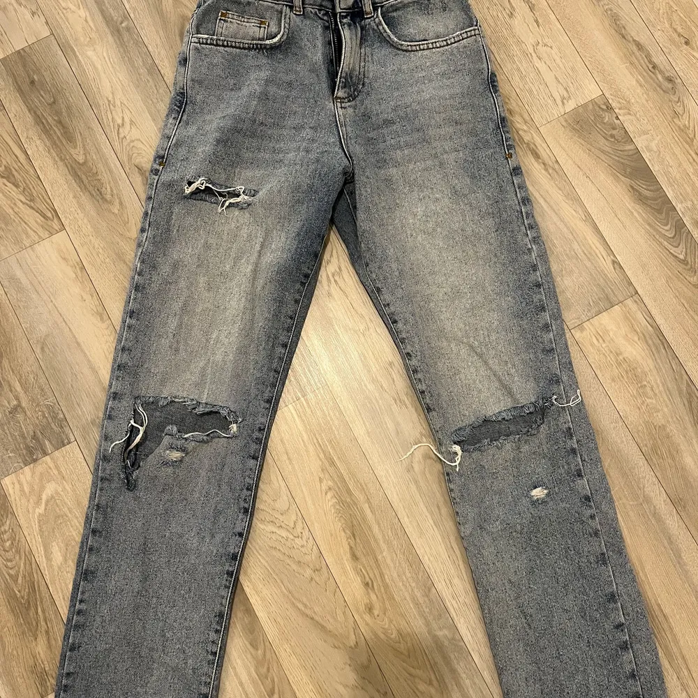 Säljer mina jeans från collusion som inte passar mig längre 💔 den är i storlek W26/66cm runt midjan. Är 170 på bilden och den är i perfekt längd 💕 frakt ingår ej i priset 🤍 . Jeans & Byxor.