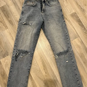 Straight leg jeans  - Säljer mina jeans från collusion som inte passar mig längre 💔 den är i storlek W26/66cm runt midjan. Är 170 på bilden och den är i perfekt längd 💕 frakt ingår ej i priset 🤍 