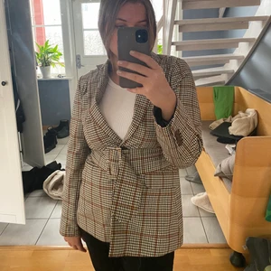 Kavaj med bälte  - Kavaj med bälte från Gina Tricot i storlek 36. Superfin och knappt använd. Går att ta av skärpet🌸💕🙌🏼