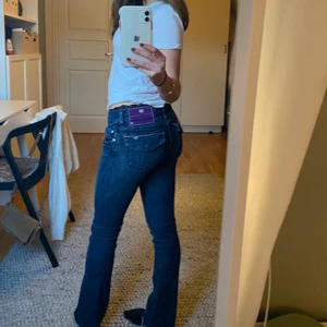Victoria Beckham jeans  - Jätte snygga lågmidjade bootcut jeans från Victoria Beckham. Köpta secondhand och är bra längd på mig som är 160 cm. Jeansen är i mycket bra skick. Skriv gärna till mig vid frågor!😊. (Köparen står för frakt)