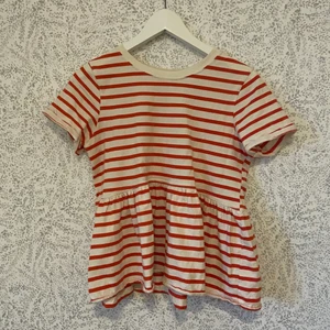 Randig zara tröja - Jag säljer denna trendiga zara tröja jag köpte den i somras och har inte andvänt den så mycket sen dess. Jag tror jag köpte den för 150 eller 160 och säljer den nu för 100