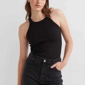 Svart ribbat linne - Fint ribbat linne från H&M. Storlek S. Perfekt basicplagg!