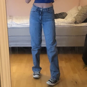 Jeans⚡️ - Nu säljer jag ett par mycket fina jeans i storlek 32. Passar mig i längden som är 162-163💗 säljer pga att dom blivit för små. 
