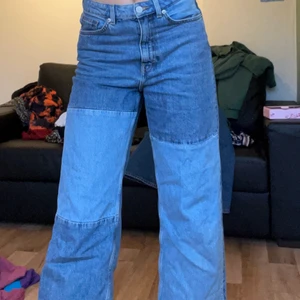 Blåa baggy jeans - Blåa baggy jeans från monki. Skitsnygga då de inte är i samma blå på hela byxan utan är ljusblå på vissa ställen. Säljer då dom är för små för mig💘