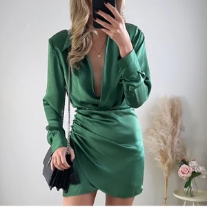 Klänning från zara - Såå fin slutsåld klänning från zara i ett satinliknande material. Helt ny med lappen kvar. Nypris är 400, jag säljer för 300. Dåligt ljus på min bild, färgen är mer som dom lånade bilderna.