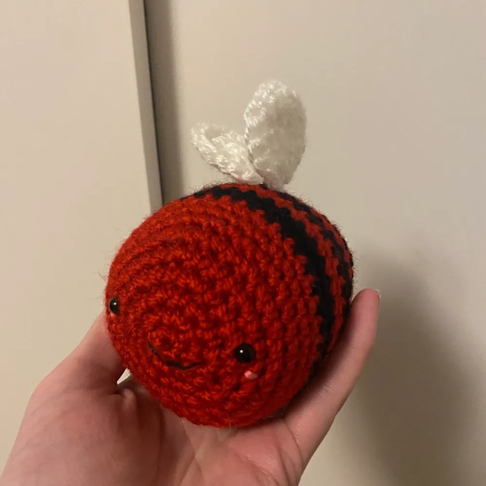 Handgjord virkad humla. Röd färg. Material; aktylgarn, polyester vadd, platsögon. Mått: ca 10,5 cm • 8,5 cm. Frakt inom Sverige ingår i priset. Betalas med Swish. . Muu.