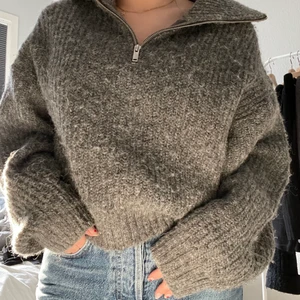 Zip Tröja - Jättefin zip up från Gina Tricot!💕Storlek L men skulle mer säga att den är S-M, passar mig bra som är S😍😍