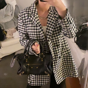 Kappa  - En rutig kappa från Gina 🖤 svin snygg men kommer inte till användning! :(( köparen står för frakten