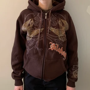 Brun Billabong hoodie - En as fet hoodie med snygga mönster, street, skate, y2k stil kanske.. passar med allt nästan. Köptes av en på plick för länge sen men den är som ny. Huvan är jättebra vanlig storlek och materialet är tjockt och bra kvalitet. Säljer eftersom jag bytt stil och har för många hoodies 💗💗KÖP DIREKT FÖR 350 MÖTAS I STOCKHOLM OCH DEN ÄR DIN!