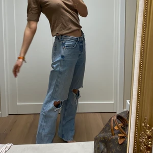 Jeans - Jeans från & Other stories, har klippt hålen själv. Storlek 28 och jag är 163 isch cm 