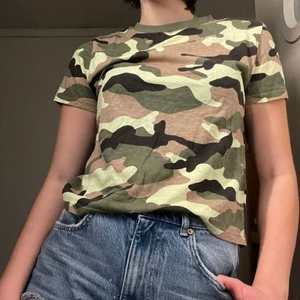 Militärmönstrad t-shirt - En militärmönstad t-shirt från hm, den är i gott skick då den bara är använd ett fåtal gånger.