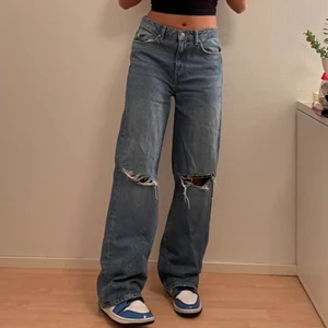 Blåa jeans - Detta är mina blåa jeans från Lager 157 och dem är nästan helt oanvända. Sitter bra i längden för mig som är 173.