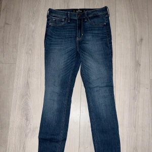 High-Rise Super Skinny jeans  - High-Rise Super Skinny jeans  Från Hollister Strl 3S, W26, L28 Knappt använda.  Nypris: 600kr  Mitt pris: 50kr  Vid snabb affär så kan priset diskuteras!  Fraktkostnad kan tillkomma!