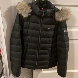 Tommy Hilfiger jacka  - Jättefin jacka i bra skick. Köpt ny för 2500 kr. 
