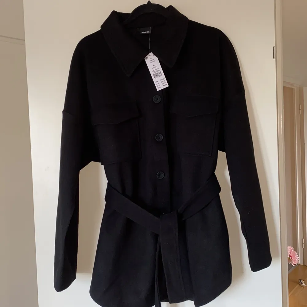 Säljer en helt ny oanvänd alexia jacket från Gina tricot i storlek L med lapp kvar. Nypris 599kr, säljer den för 449kr inkl frakt. Kan mötas upp i Jönköping 💞😌. Jackor.