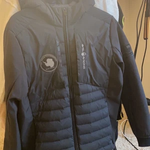 Sail racing jacka  - Sail racing jacka köpt våren 2021 använd en vår, storlek 170/S i bra skick 