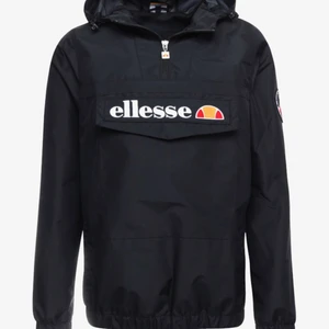 ellesse vind jacka - säljer då den bara ligger och samlar damm, inga defekter. storlek S, nypris 1145kr säljer för 600kr