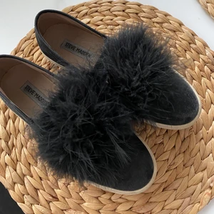 STEVE MADDEN SNEAKERS - Svarta Steve Madden sneakers, knappt använda pga för små. Brukar normalt sätt ha 38 men skulle säga att dessa passar 37/38. Nypris: 600kr💕💕