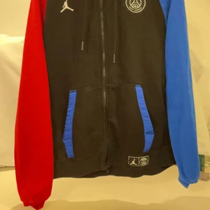 Jordan x psg zip tröja - Storlek L, haft tröjan i cirka 1,5-2 år och känner att den inte passar min stil. Ny pris runt 2000 kr 