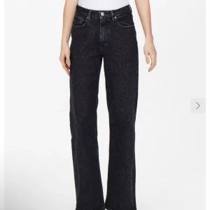 Only jeanse - Säljer mina snygga jeanse från Only. Använt få tal gånger. Bilden är tagen från hemsidan men vid intresse hör av dig för fler bilder. Bra skick och säljer då jag inte använt dom så mycket. Jeansen har storleken 32 i längd och 26 i midja. Priset kan diskuteras.