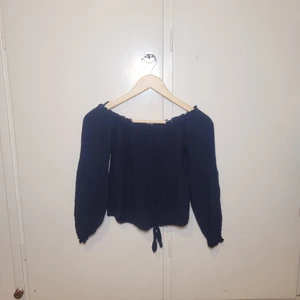 Off-shoulder tröja med detaljer - Detaljer som på bild.