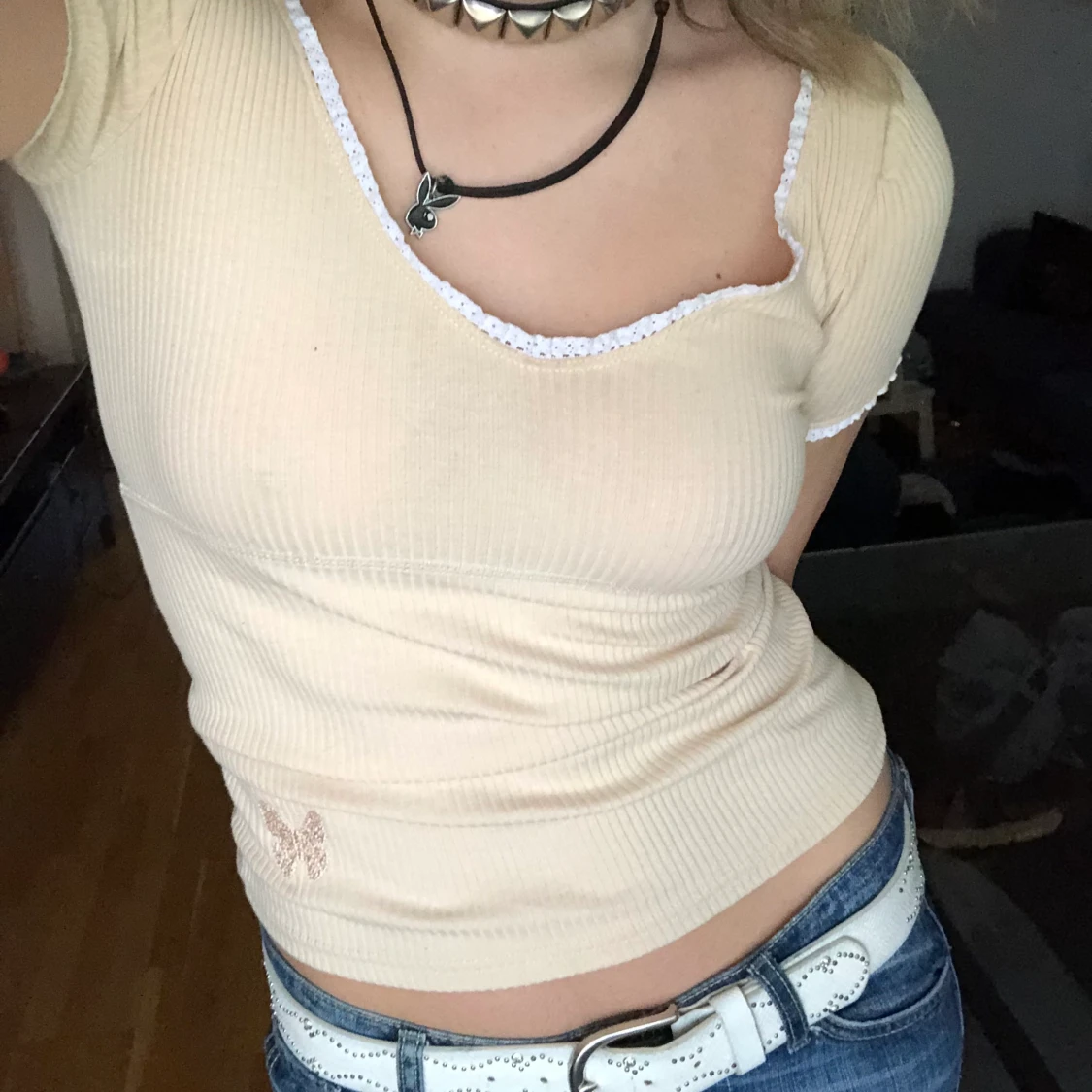 beige t shirt med rosett