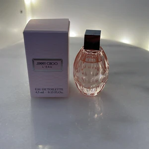 ❤️ - Toppnoter: bergamott och hibiskus Hjärtnoter: pion och nektarin Basnoter: cederträ och mysk  4,5ml | 100kr 