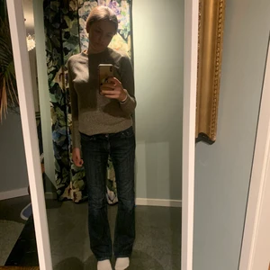 Lågmidjade jeans!! - Mörkblå lågmidjade jeans med lite bootcut från Levis! Väldigt bra skick, säljer pga att de är för stora. Jag är 170 och dem är perfekt längd på mig🤩 Storlek 38💋 Nypris ligger kring 700-800kr, buda från 280kr! Budet ligger på 320kr❤️